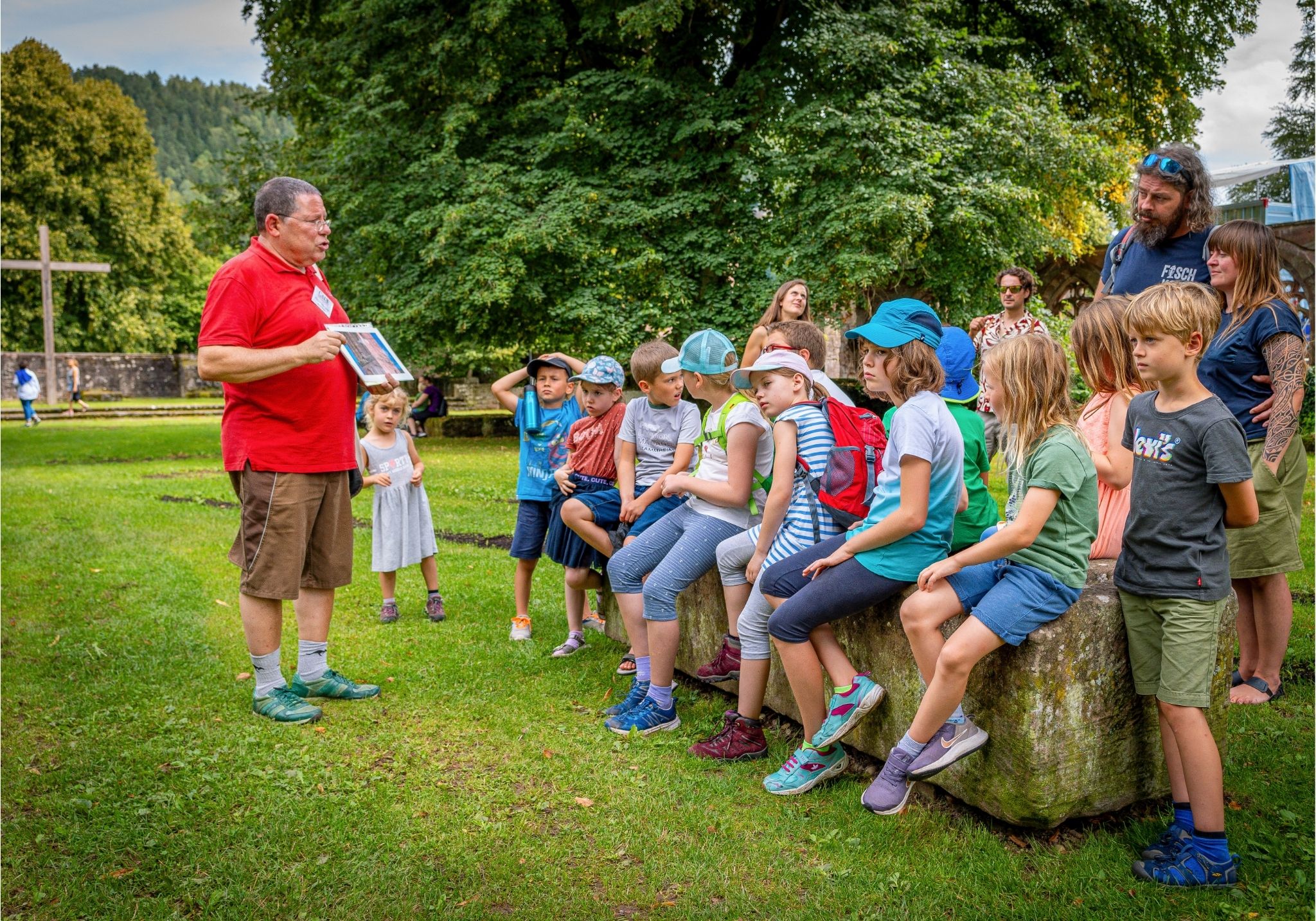 Das Kloster mit Kinderaugen erkundet